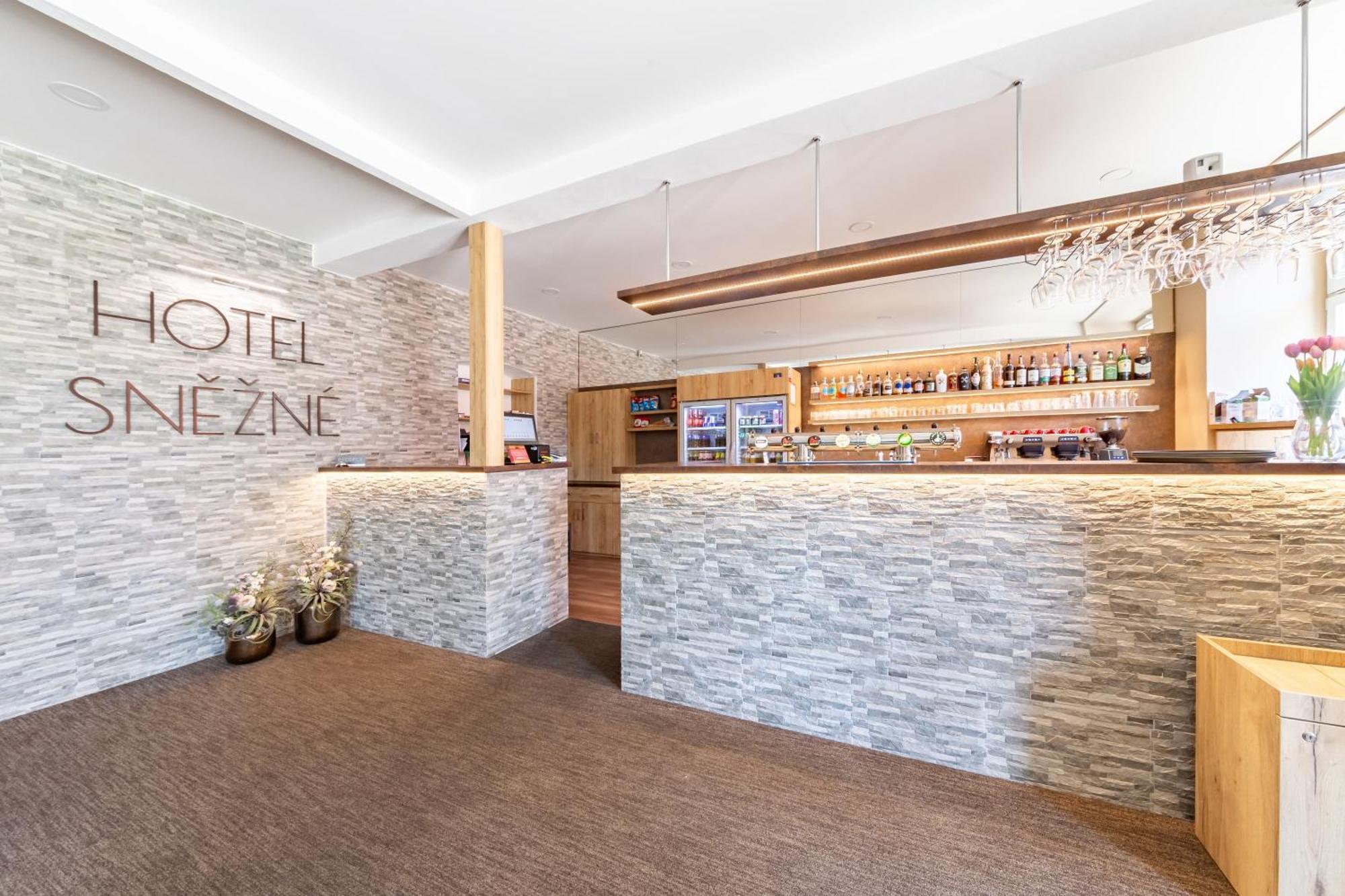 Hotel Snezne Bagian luar foto